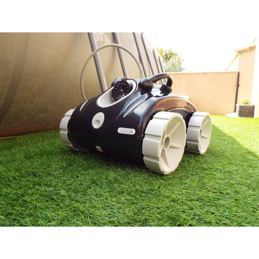 Poolreinigungsroboter Orca 50 auf Rasen