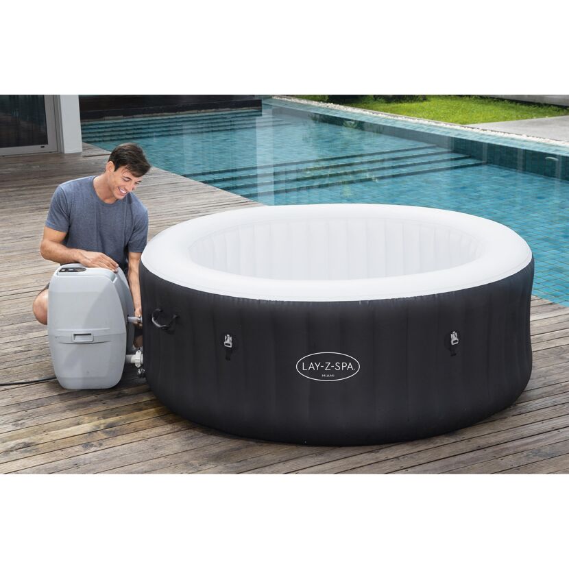 Person beim Aufbau eines Lay-Z-Spa Miami Whirlpools