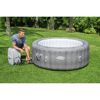 Person beim Aufbau eines Lay-Z-Spa Whirlpools