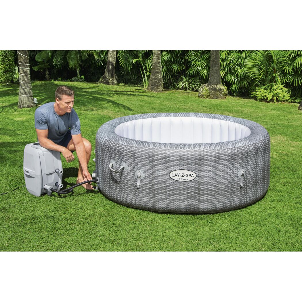 Person beim Aufbau eines Lay-Z-Spa Whirlpools