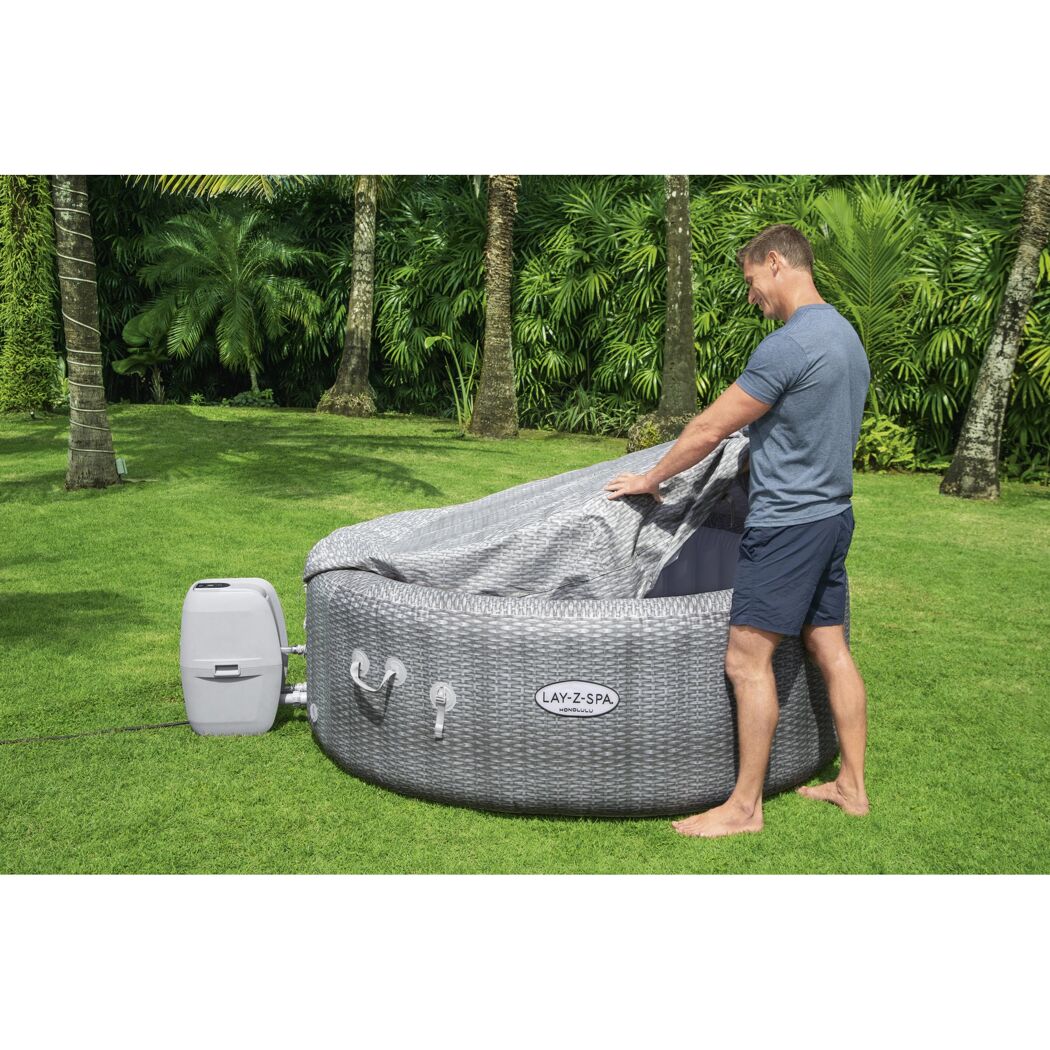 Person öffnet einen Lay-Z-Spa Whirlpool