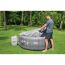 Person öffnet einen Lay-Z-Spa Whirlpool
