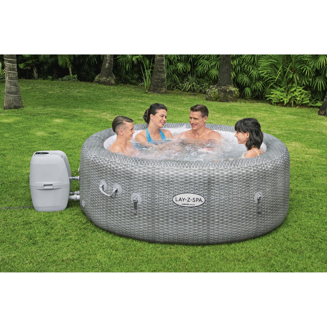 Familie entspannt im Lay-Z-Spa Honolulu