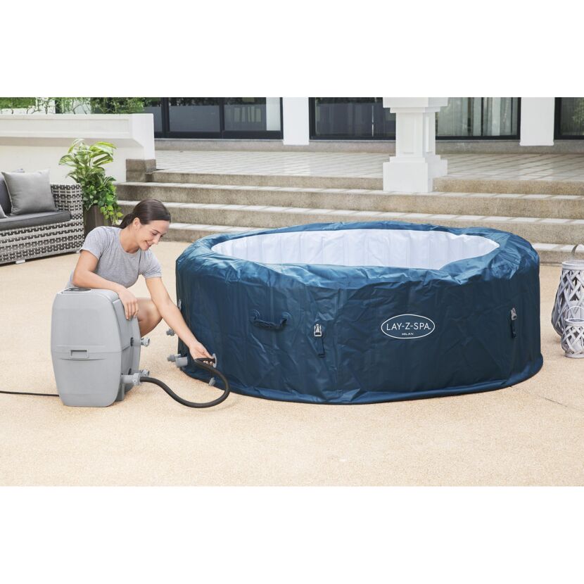 Person beim Aufbau eines Lay-Z-Spa Whirlpools
