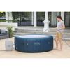 Person füllt einen Lay-Z-Spa Whirlpool mit Wasser.