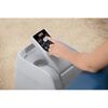 Person schaltet Lay-Z-Spa Whirlpool ein