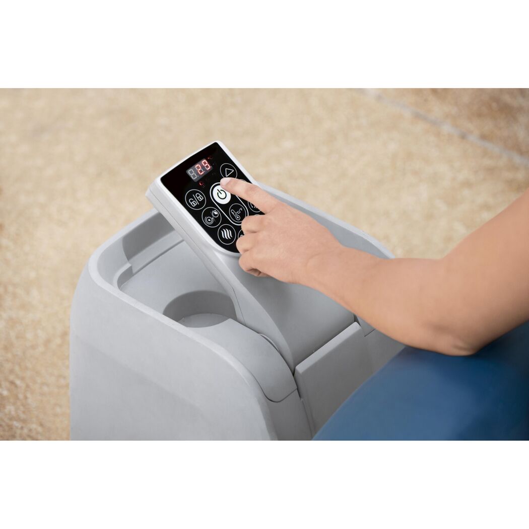 Person schaltet Lay-Z-Spa Whirlpool ein