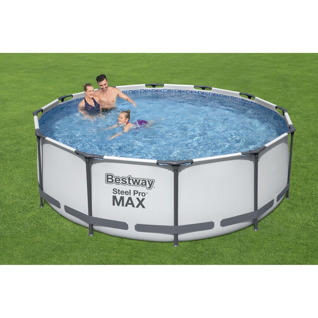 Familie im Bestway Steel Pro MAX Pool