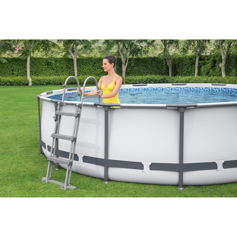 Person steigt mit Leiter in einen Frame Pool