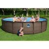 Familie im Frame Pool Rattan Optik