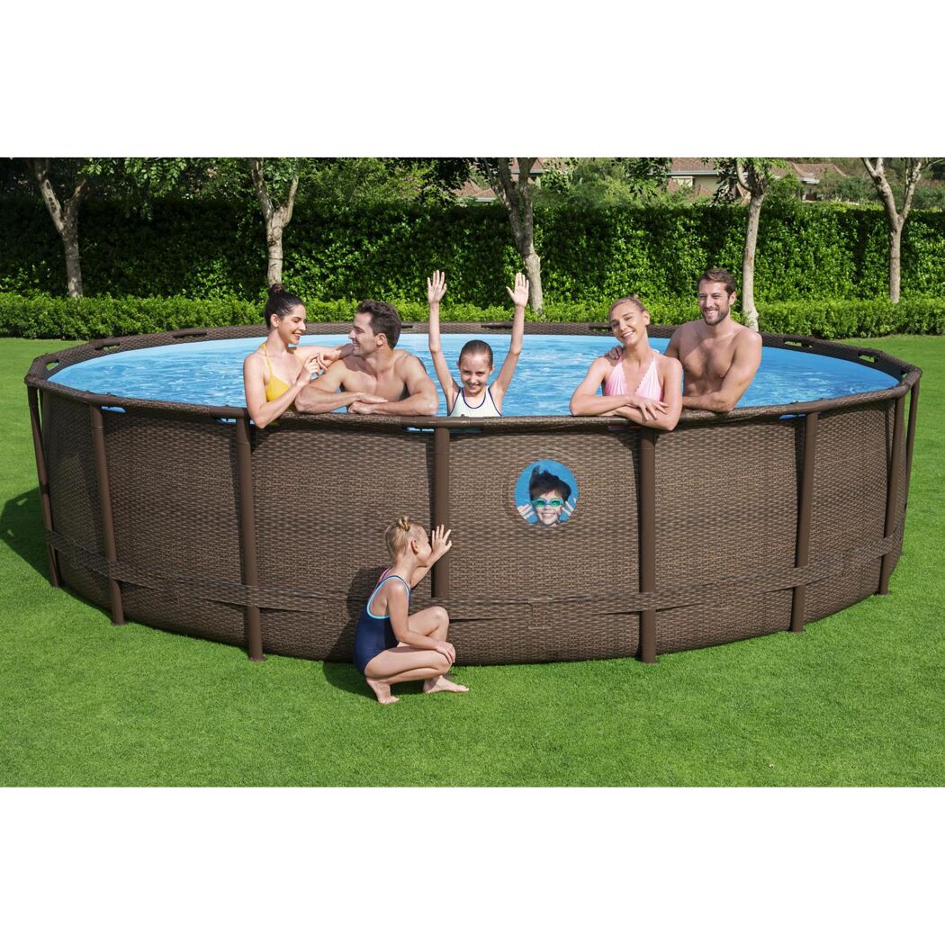 Familie im Frame Pool Rattan Optik