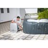 Person beim Aufbau eines Lay-Z-Spa Whirlpools