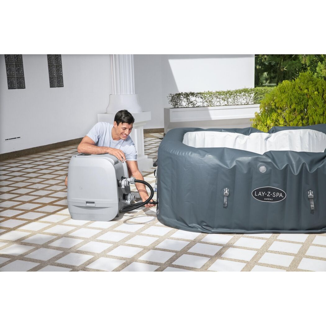 Person beim Aufbau eines Lay-Z-Spa Whirlpools