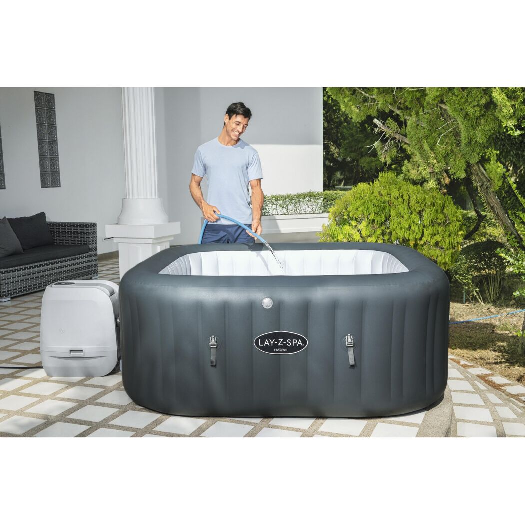Person füllt einen Lay-Z-Spa Whirlpool mit Wasser.
