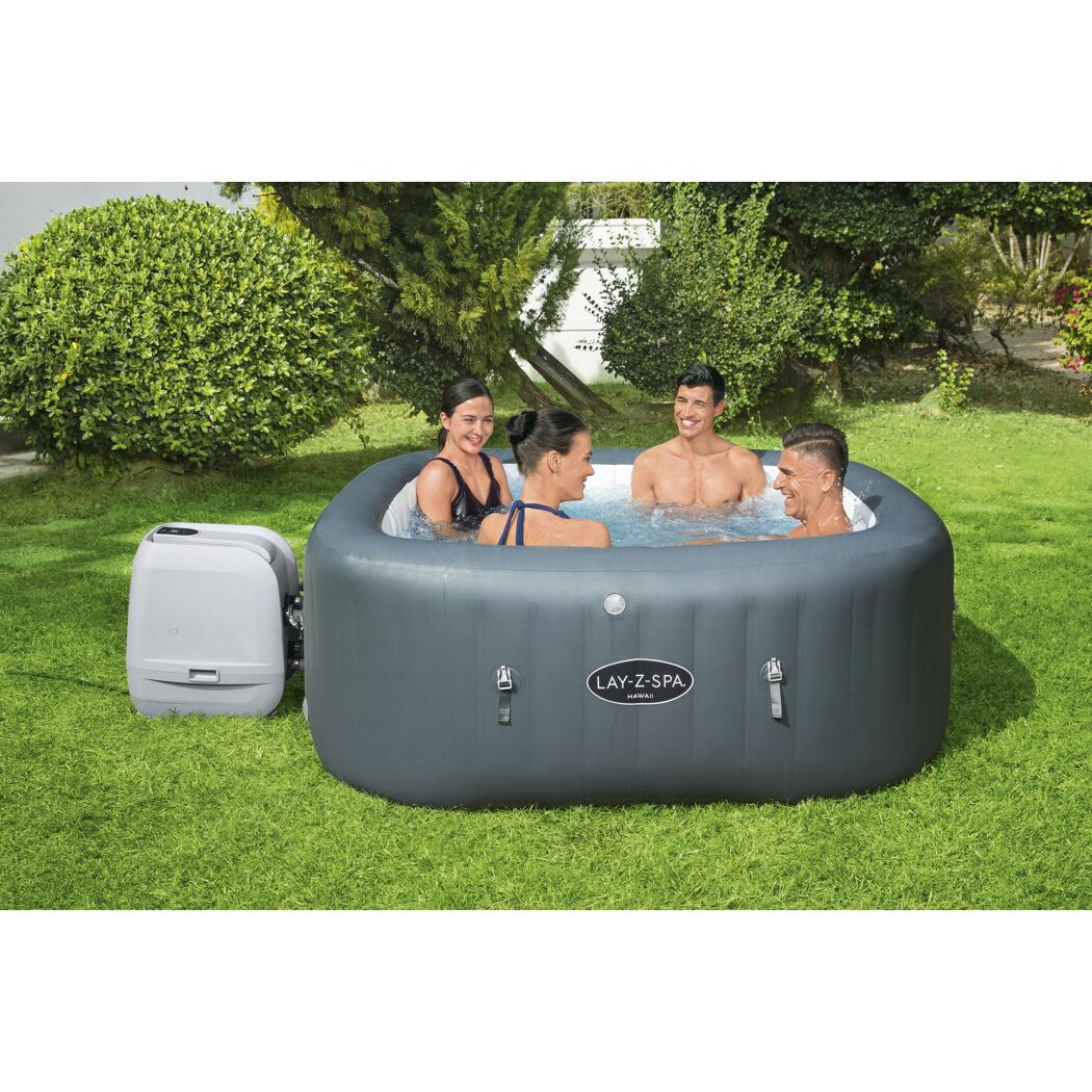 Vier Personen entspannen im Lay-Z-Spa Hawaii Whirlpool.