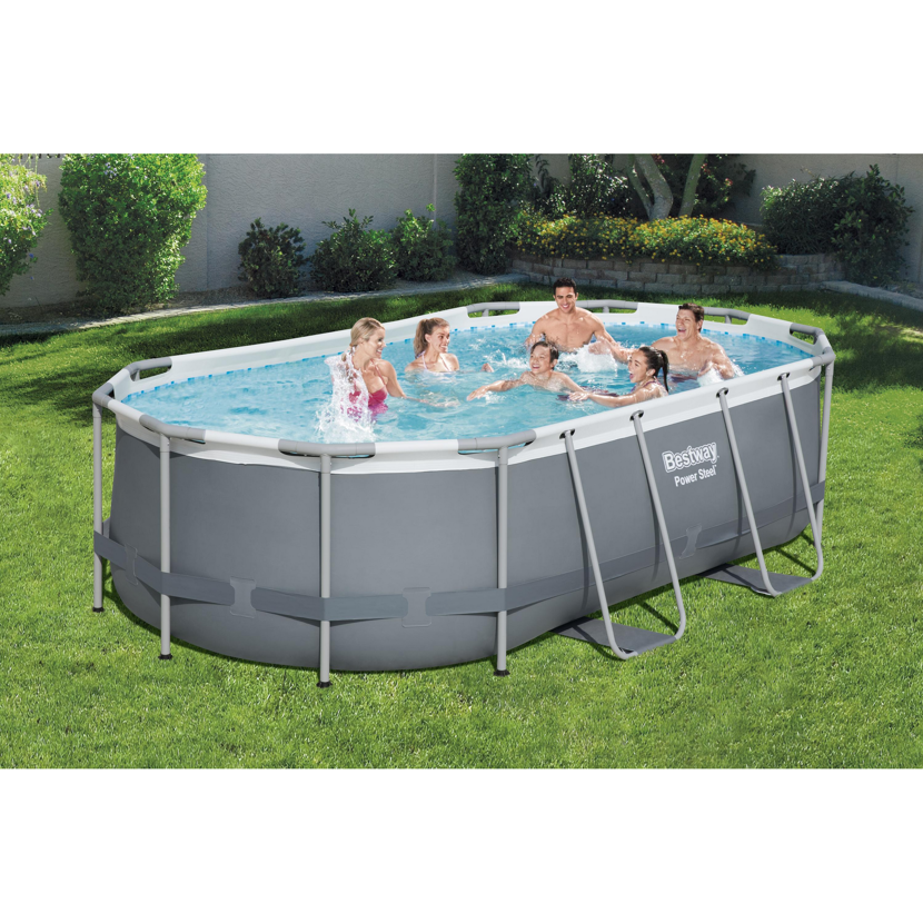 Familie im ovalen Aufstellpool von Bestway