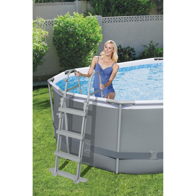 Person steigt über eine Poolleiter in einen Pool