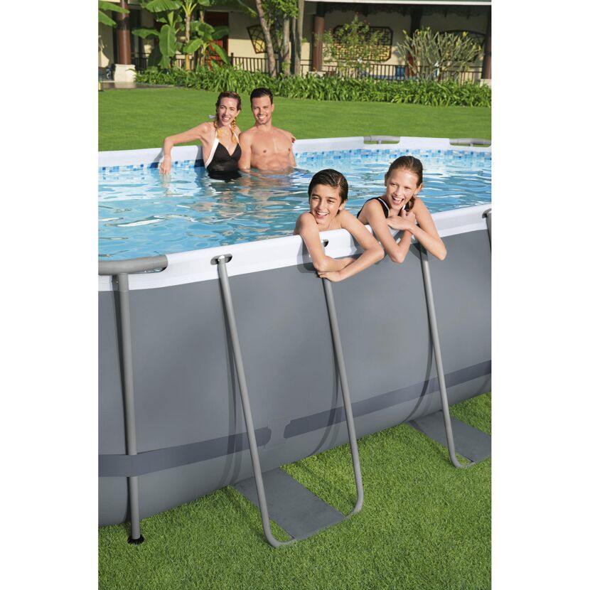 Familie im ovalen Frame Pool