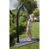 Person duscht mit der Solardusche Magic im Garten.