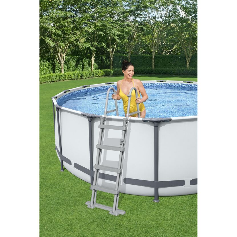 Person steigt über eine Sicherheitsleiter in einen Pool