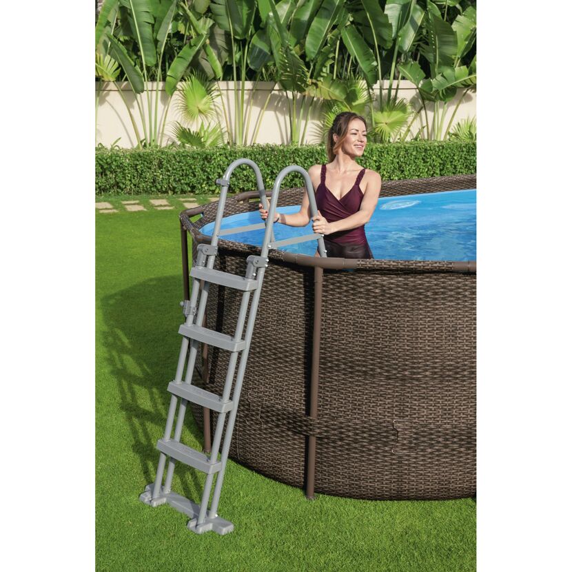 Person steigt über eine Sicherheitsleiter in einen Pool.