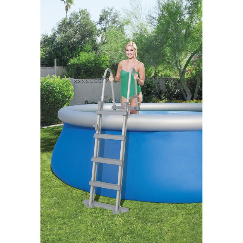 Person steigt über eine Leiter in einen aufblasbaren Pool