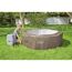 Person beim Aufbau eines Lay-Z-Spa Whirlpools