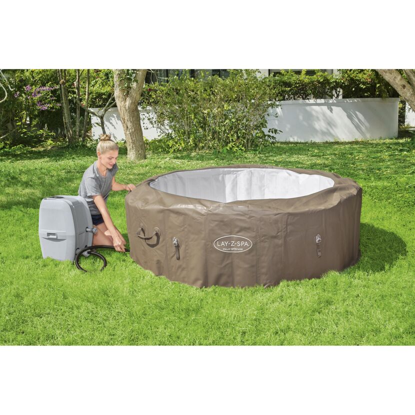 Person beim Aufbau eines Lay-Z-Spa Whirlpools