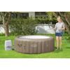 Person füllt einen Lay-Z-Spa Whirlpool mit einem Gartenschlauch.
