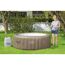 Person füllt einen Lay-Z-Spa Whirlpool mit einem Gartenschlauch.