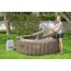 Person öffnet braunen Lay-Z-Spa Whirlpool