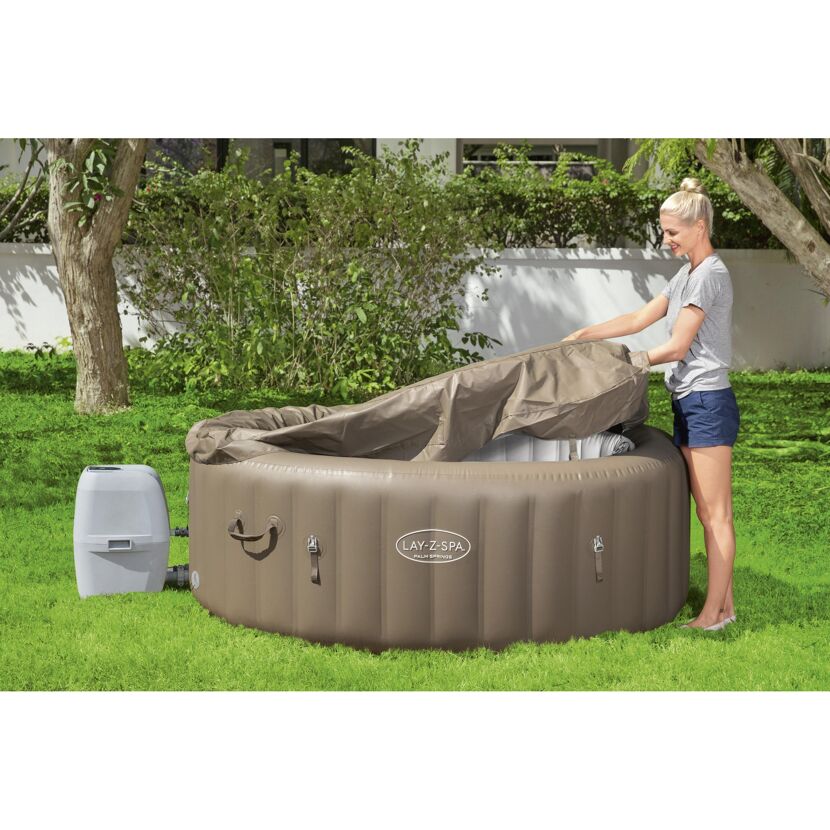 Person öffnet braunen Lay-Z-Spa Whirlpool