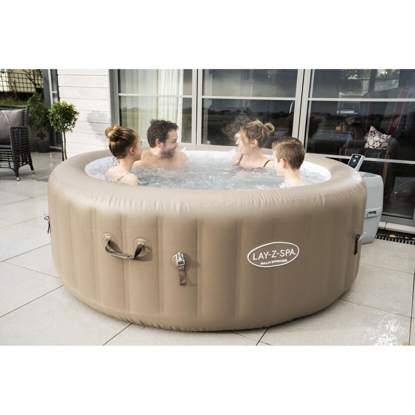 Familie im Lay-Z-Spa Whirlpool
