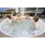 Familie lacht im aufblasbaren Whirlpool Lay-Z-Spa Palm Springs AirJet