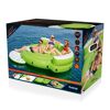 Drei Personen entspannen auf einer aufblasbaren Insel im Wasser.