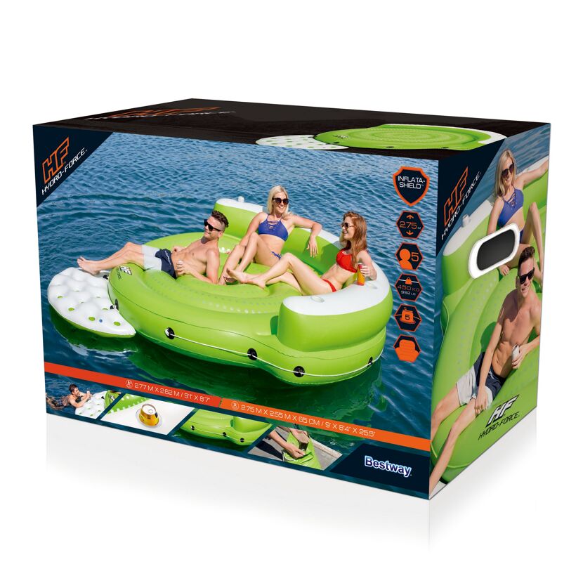 Drei Personen entspannen auf einer aufblasbaren Insel im Wasser.