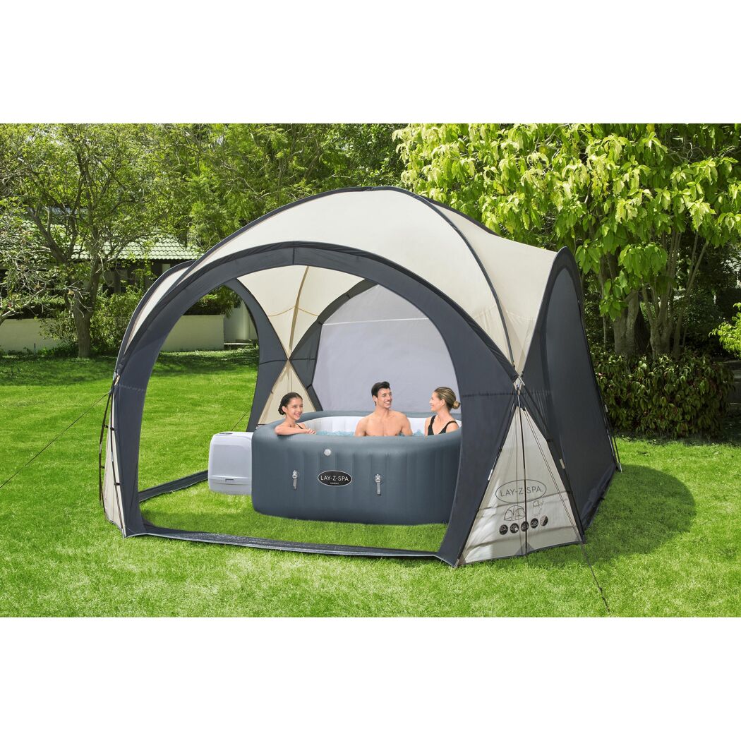 Whirlpool mit Überdachung im Garten