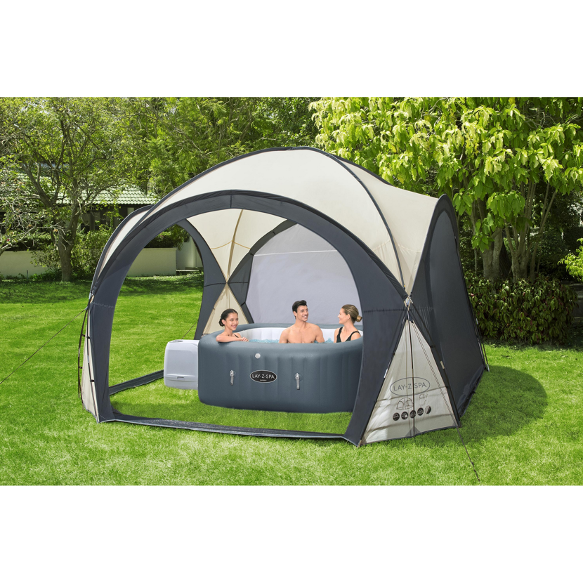 Whirlpool mit Überdachung im Garten
