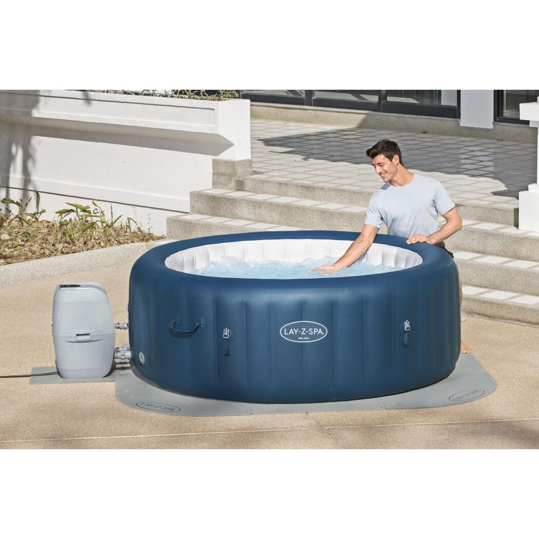 Person testet einen aufblasbaren Whirlpool Lay-Z-Spa Milan