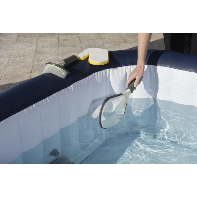 Whirlpoolreinigung mit Kescher, Bürste und Schwamm