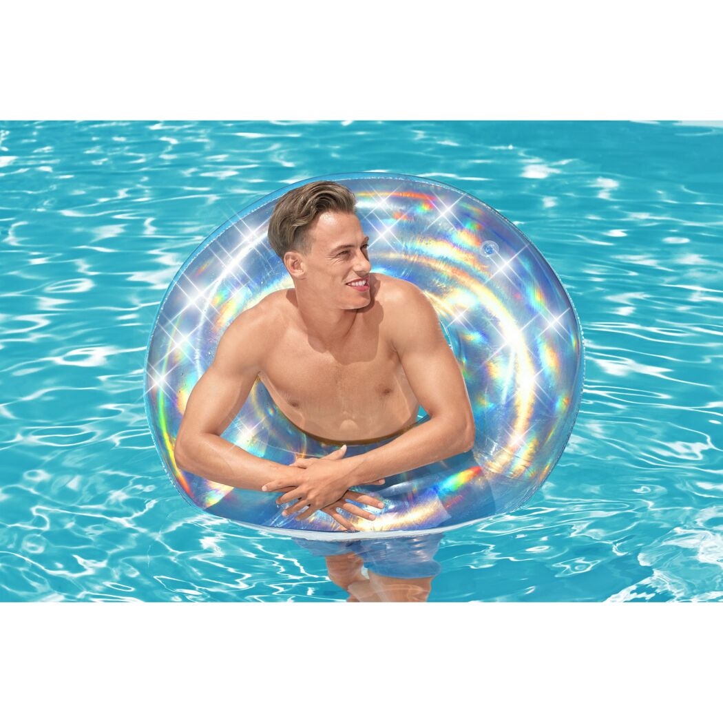 Person in schillerndem Schwimmring im Pool
