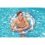 Person in schillerndem Schwimmring im Pool