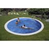 Personen schwimmen in einem runden Pool.