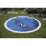 Personen schwimmen in einem runden Pool.