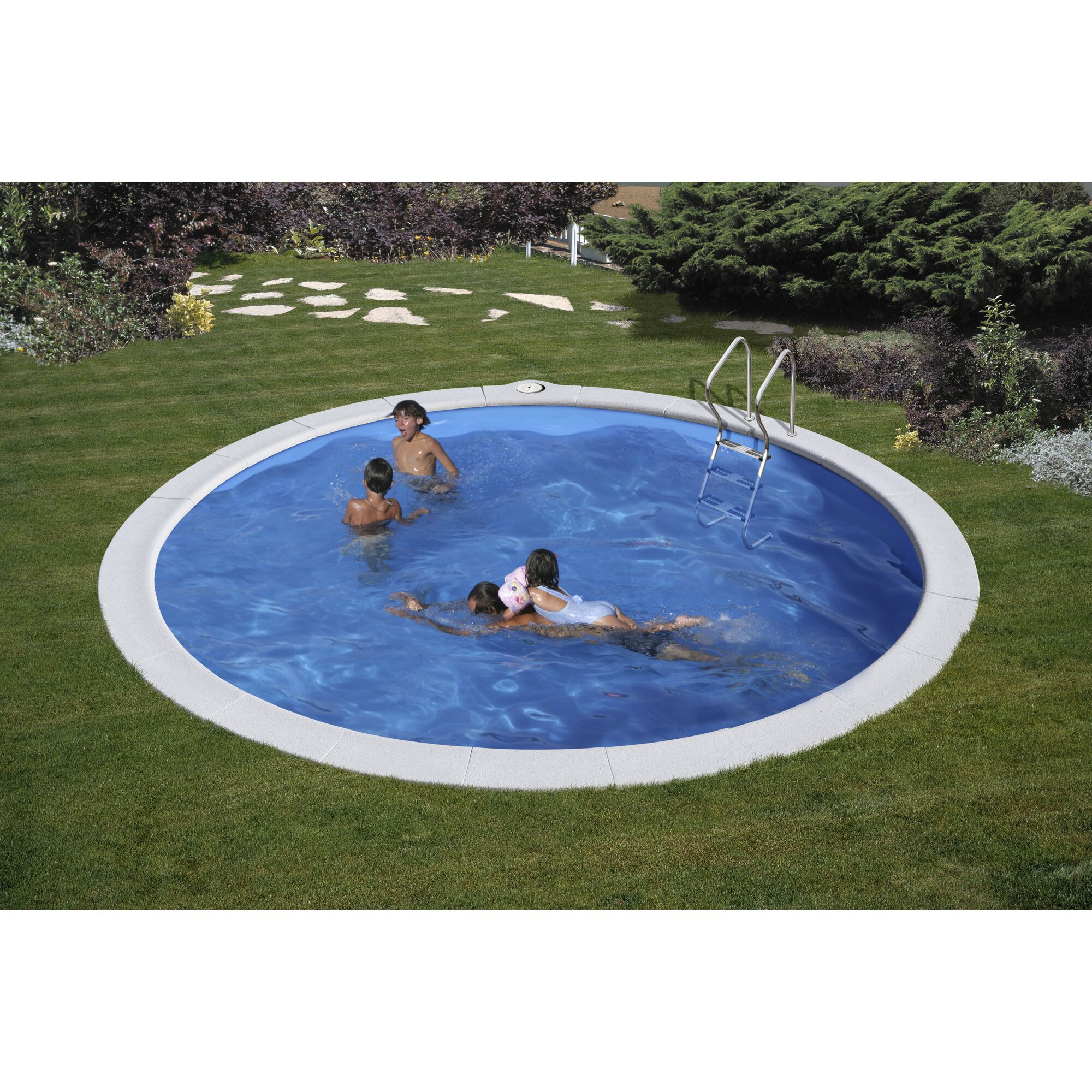 Personen schwimmen in einem runden Pool.