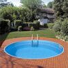 Runder Pool mit Leiter im Garten