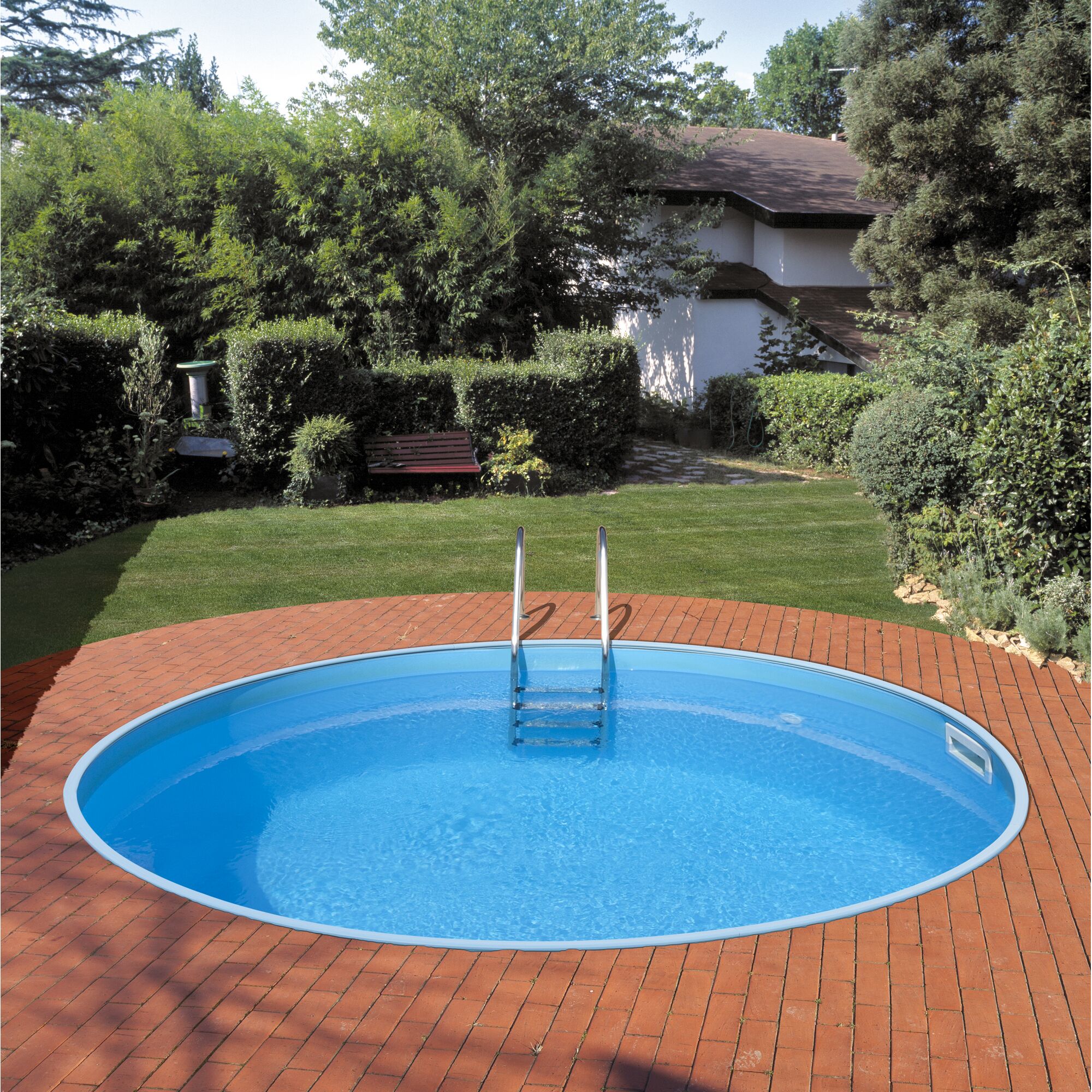 Runder Pool mit Leiter im Garten