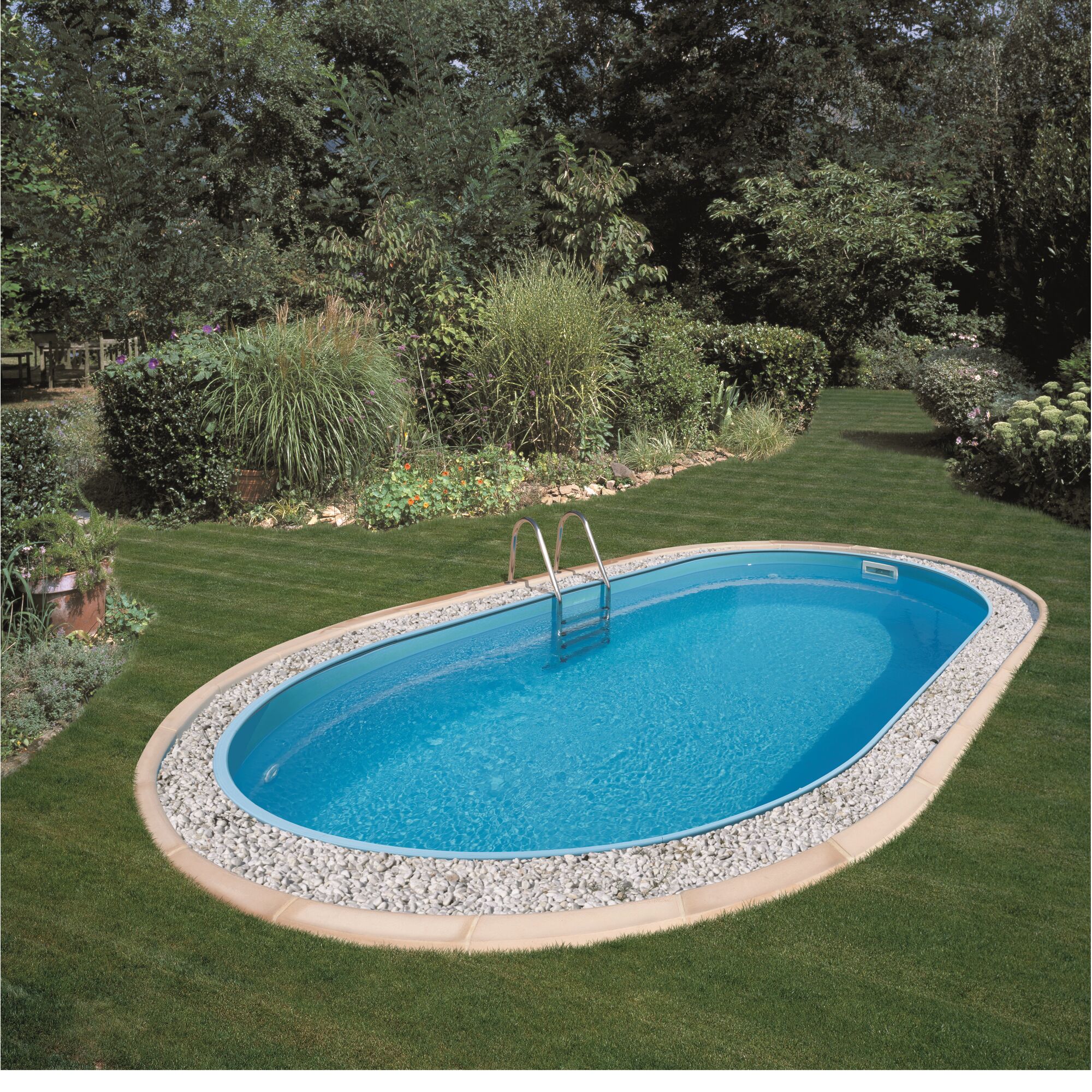 Ovalpool im Garten mit Einstiegstreppe