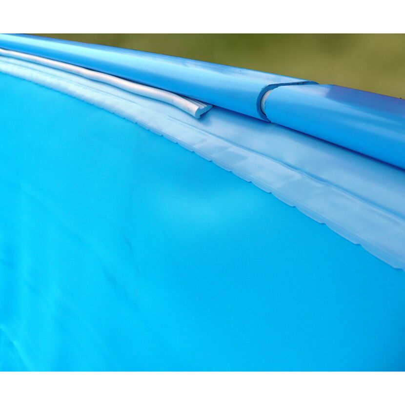 Blaue Poolfolie und blaues Gestänge vom Pool
