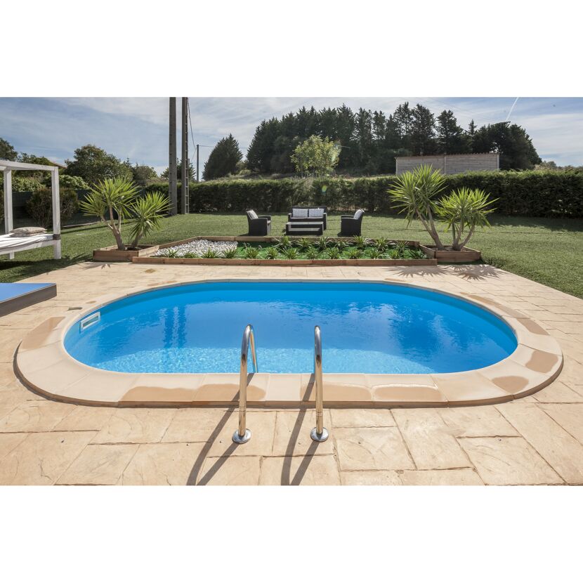 Ovaler Pool mit blauer Poolfarbe im Garten